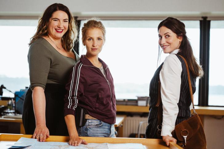 Charlotte Gaccio, Déborah Krey et Garance Thénault dans la fiction « Les Trois Brestoises ».